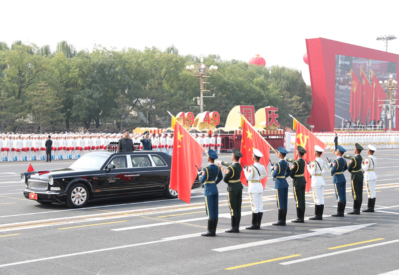 10月1日，庆祝中华人民共和国成立70周年大会在北京天安门广场隆重举行。中共中央总书记、国家主席、中央军委主席习近平发表重要讲话并检阅受阅部队。这是习近平驱车行进至党旗、国旗、军旗前，向旗帜行注目礼。