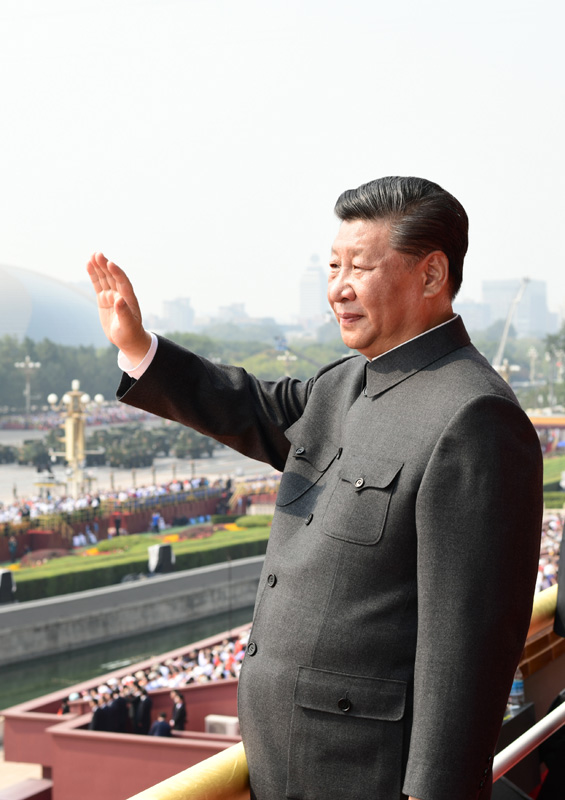 10月1日，庆祝中华人民共和国成立70周年大会在北京天安门广场隆重举行。中共中央总书记、国家主席、中央军委主席习近平发表重要讲话并检阅受阅部队。这是习近平在天安门城楼上。