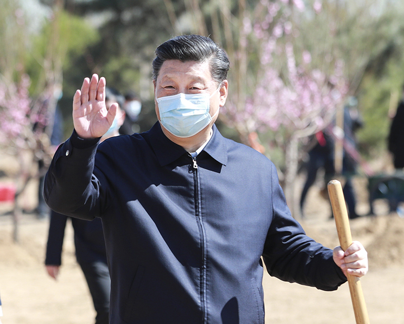 4月3日，党和国家领导人习近平、李克强、栗战书、汪洋、王沪宁、赵乐际、韩正、王岐山等来到北京市大兴区旧宫镇参加首都义务植树活动。这是习近平拿起铁锹走向植树地点，向正在植树的干部群众挥手致意。