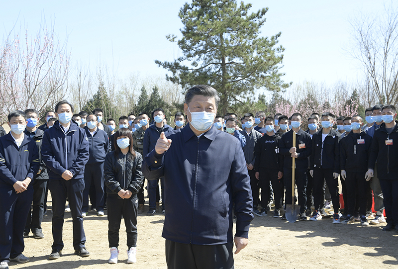4月3日，党和国家领导人习近平、李克强、栗战书、汪洋、王沪宁、赵乐际、韩正、王岐山等来到北京市大兴区旧宫镇参加首都义务植树活动。这是植树期间，习近平同在场的干部群众亲切交谈。